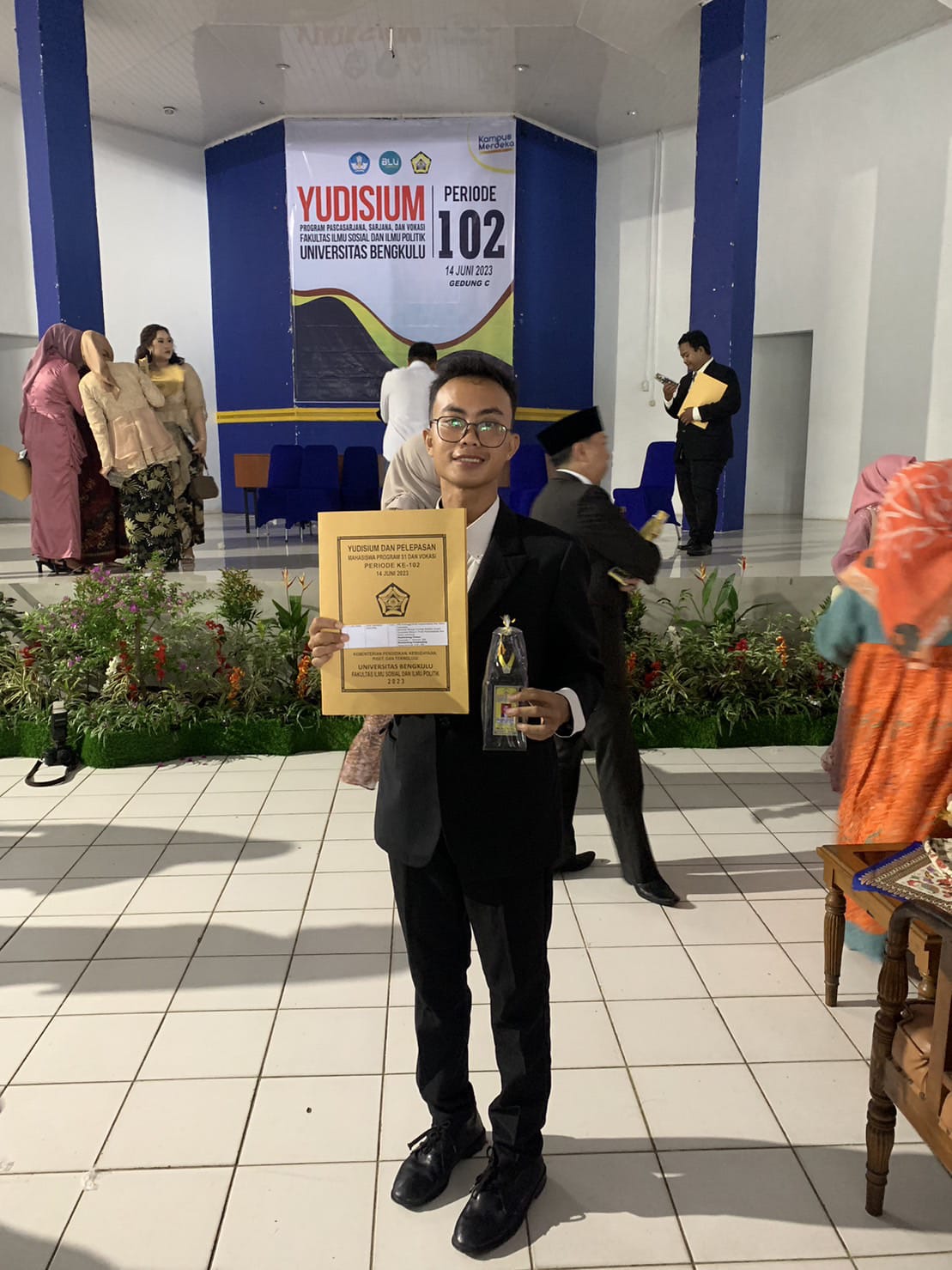 Student of Library and Information Science Study Program, Faculty of Social and Political Sciences, University of Bengkulu with the best Thesis Conversion through Sinta 3 Indexed Journal Student of Library and Information Science Study Program, Faculty of Social and Political Sciences, University of Bengkulu with the best Thesis Conversion through Sinta 3 Indexed Journal