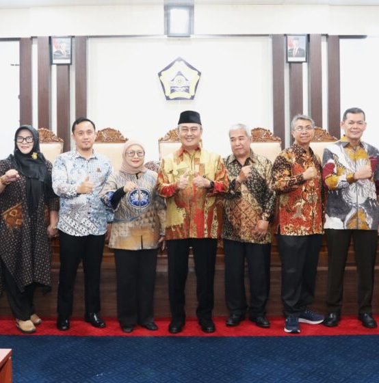 Prof. Jimly Asshiddiqie Berikan Kuliah Umum dan Saksikan Penandatanganan MoU Jimly School dengan Unib