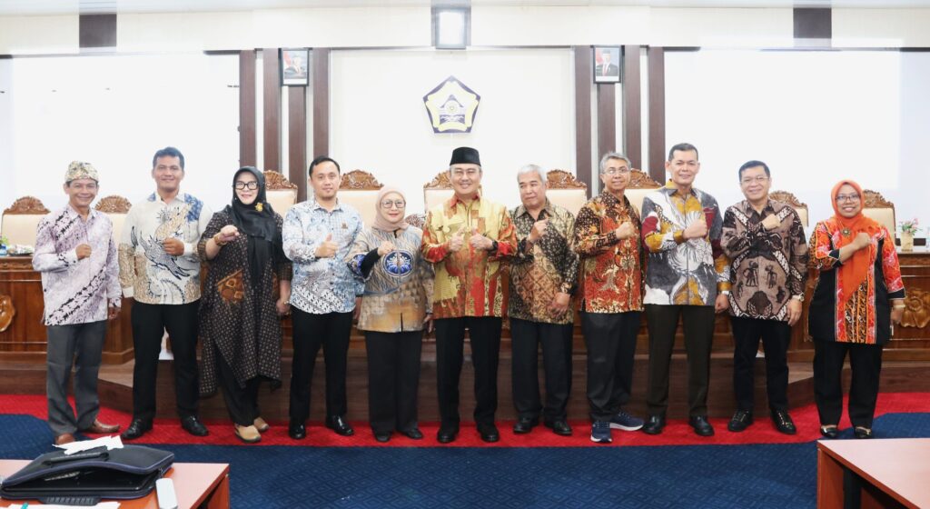 Prof. Jimly Asshiddiqie Berikan Kuliah Umum dan Saksikan Penandatanganan MoU Jimly School dengan Unib