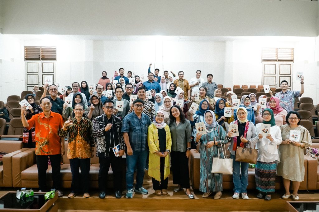 Jelang Purnatugas, Dr. Titiek Kartika Hendrastiti Luncurkan Buku