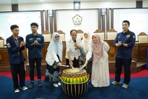 Dekan FISIP UNIB Resmi Buka Dies Natalis ke-25 HIMIKOM dengan Pemukulan Dol
