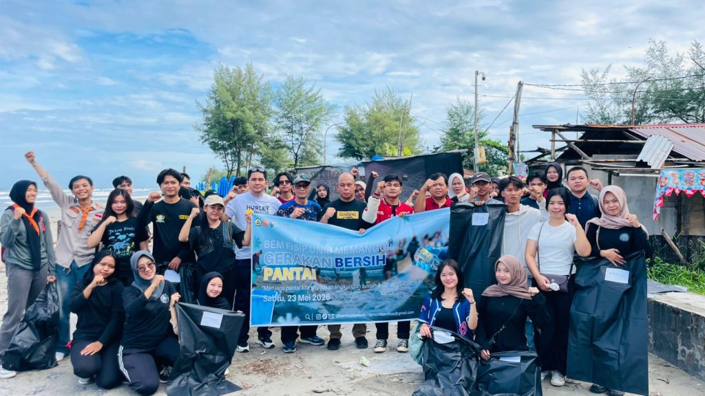 Dorong Kepedulian Lingkungan, Dekan FISIP UNIB Buka Kegiatan Gerakan Bersih Pantai BEM KBM di Taman Berkas