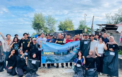 Dorong Kepedulian Lingkungan, Dekan FISIP UNIB Buka Kegiatan Gerakan Bersih Pantai BEM KBM di Taman Berkas