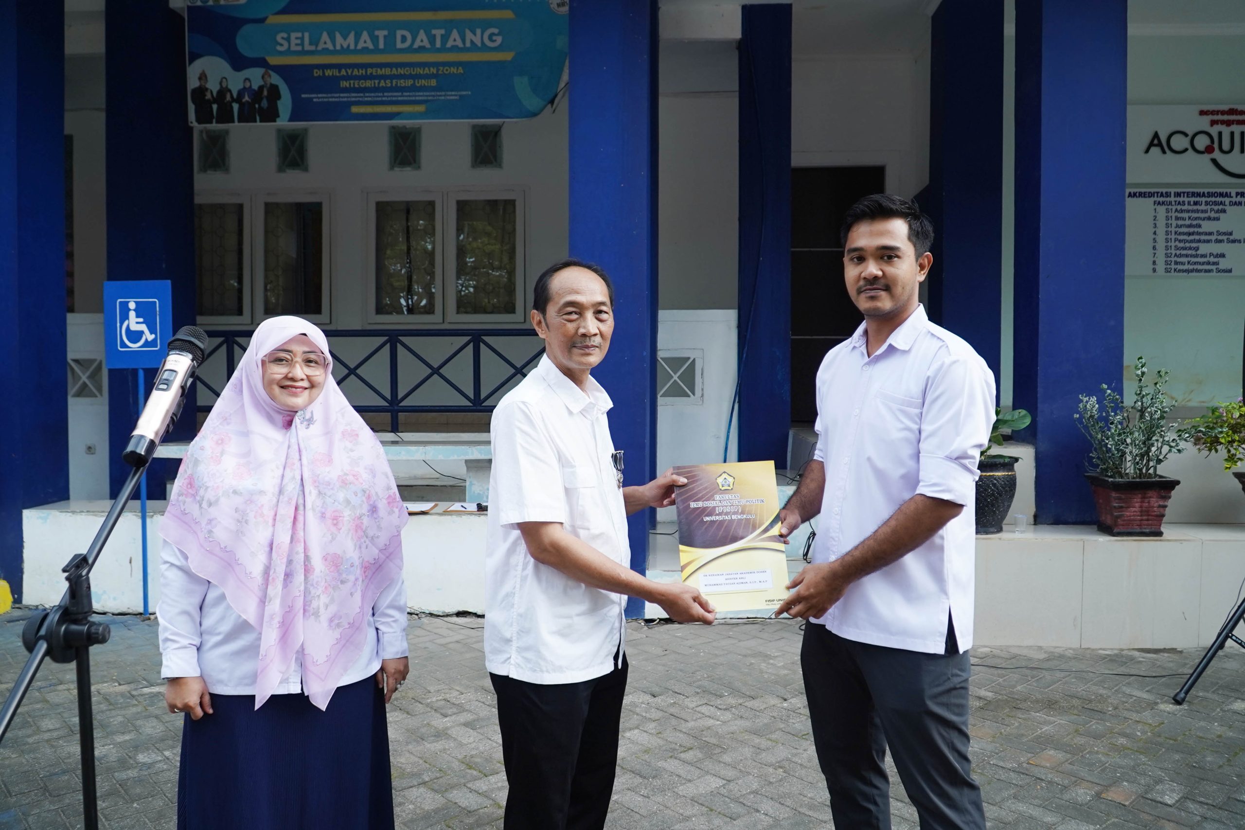 Pimpin Apel Pagi, Dekan FISIP UNIB Dorong Penguatan Komitmen Kerja dan Serahkan SK Kenaikan Jabatan Dosen Pimpin Apel Pagi, Dekan FISIP UNIB Dorong Penguatan Komitmen Kerja dan Serahkan SK Kenaikan Jabatan Dosen