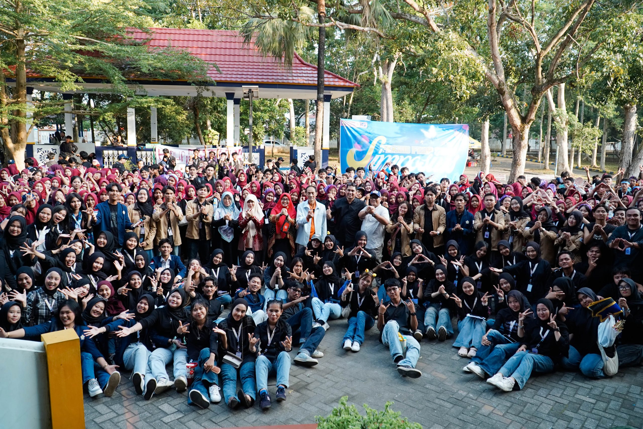 Dekan FISIP UNIB Resmi Tutup PKKMB SIMPOSIUS, Mahasiswa Baru Siap Sambut Perkuliahan Dekan FISIP UNIB Resmi Tutup PKKMB SIMPOSIUS, Mahasiswa Baru Siap Sambut Perkuliahan