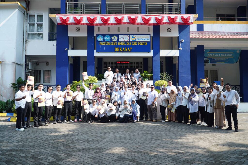 Dekan FISIP UNIB Pimpin Apel Pagi, Serahkan SK Pensiun, Kenaikan Jabatan, serta Penghargaan Dosen dan Tendik Berprestasi