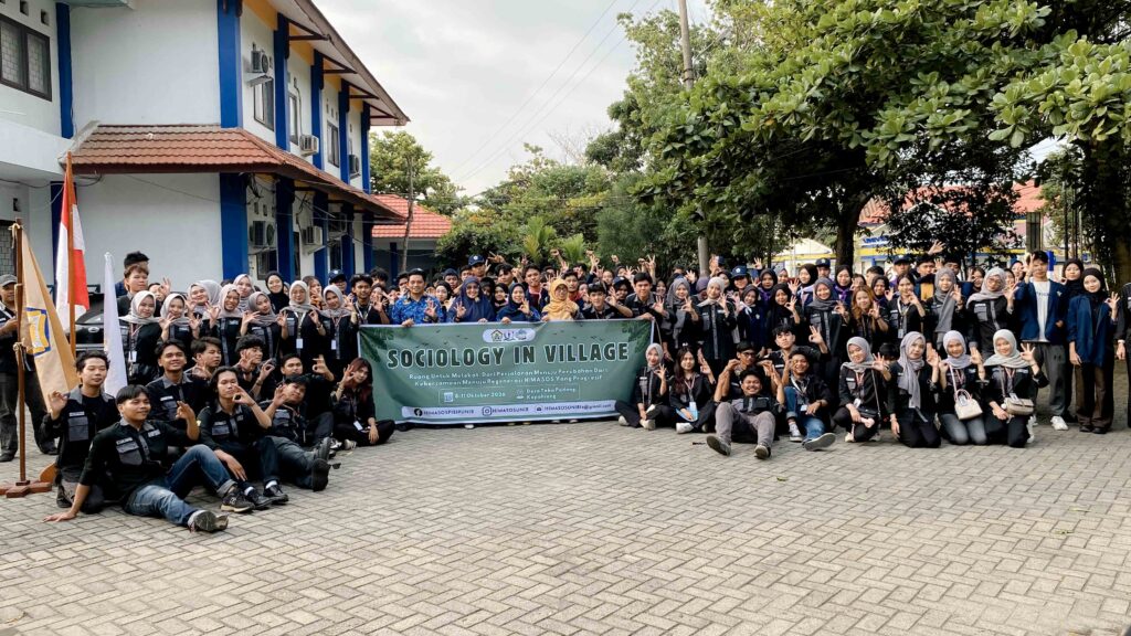 Wakil Dekan Bidang Kemahasiswaan, Alumni, dan Kerja Sama FISIP UNIB Resmi Buka Kemah Bakti Sosial HIMASOS di Desa Taba Padang