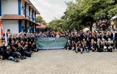 Wakil Dekan Bidang Kemahasiswaan, Alumni, dan Kerja Sama FISIP UNIB Resmi Buka Kemah Bakti Sosial HIMASOS di Desa Taba Padang